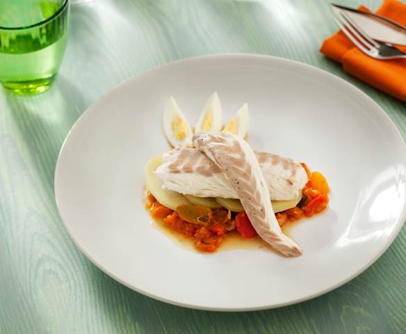 Ratatouille en zeebaars met aardappelen en eieren