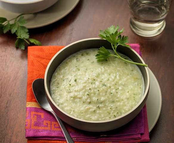 Soep van rijst, aardappelen en peterselie