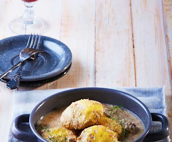 Hamburguesas de ternera rellenas de queso en salsa de almendra