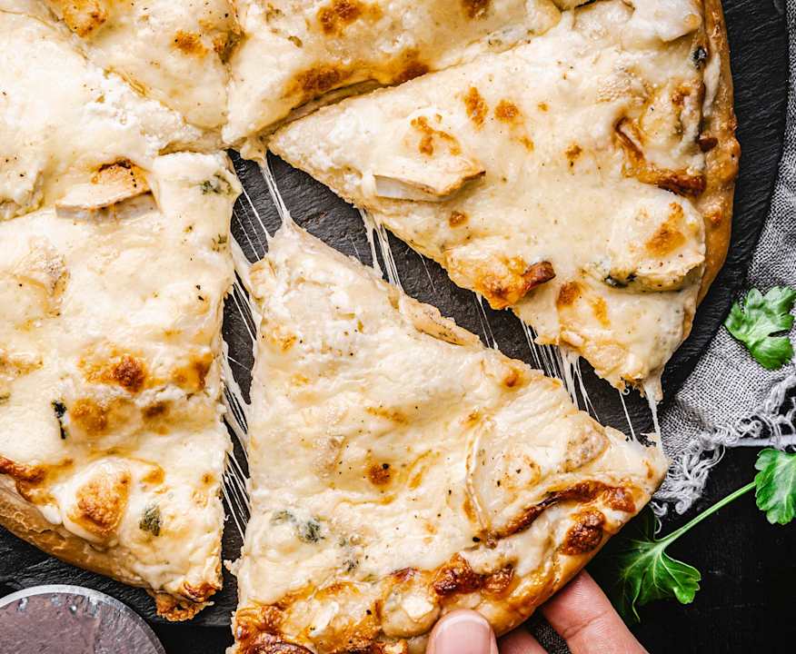 Pizza 4 fromages fondante et dorée