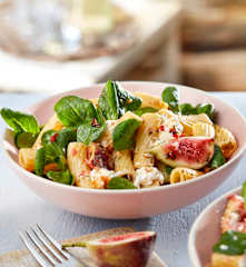 Nudelsalat mit Feigen und Ziegenfrischkäse