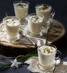 Crema tibia de espárragos con berberechos