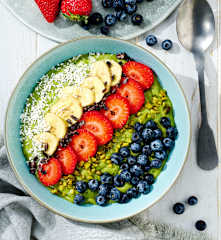 Bananen-Smoothie-Bowl mit Matcha