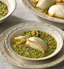 Sepia asada y guisantes con jamón