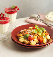 Gnocchi z sosem warzywnym; Serniczki z musem porzeczkowym