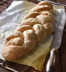 Pan di castagne in treccia con noci, mandorle e nocciole