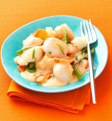 Noix de saint-jacques à la crème de corail et petits légumes