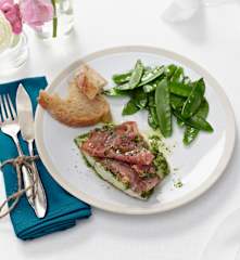 Seelachs mit Kaiserschoten und Kräuteröl