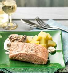 Łosoś w kremowym sosie pieczarkowym z ziemniakami