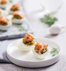 Jajka faszerowane łososiem