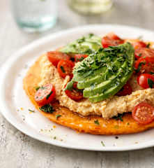 Glutenfri kikærtepandekage med hummus (2500 kcal)