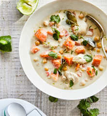 Curry vert de poulet à la patate douce et aux pois chiches