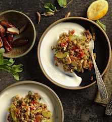 Freekeh-Salat mit Datteln und Nüssen