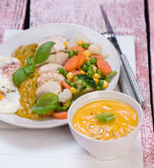 Zeleninová polévka, kuřecí prsa v balíčku se zeleninovou přílohou a vařenými vejci