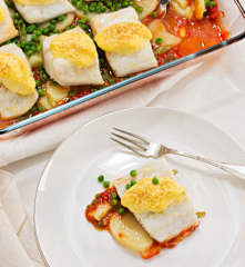 Bacalao con tomate, patatas panadera y guisantes