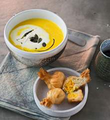 Kürbissuppe mit gebackener Kürbispraline