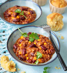 Chili de carne con muffins de maíz
