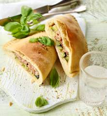 Calzoni mit Gemüse und Schinken