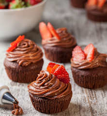 Cupcake al cioccolato con ganache alle fragole