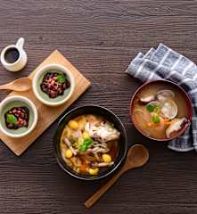 蛤蜊味噌汤、清酒蒸鸡腿和抹茶豆浆布丁