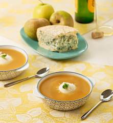 Helado de queso de cabrales con sopa de manzana