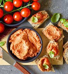 Cremige Basilikum-Tomatenbutter