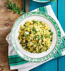 Arroz com bacalhau, ovo e salsa