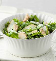 Salada de peru e pera com molho de iogurte e coentros