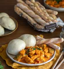 Kurczak w sosie paprykowym z kluskami na parze i paluchy drożdżowe