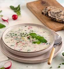 Chłodnik z rzodkiewką i kalarepą