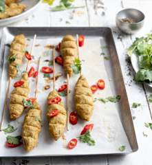 Satay di pollo con verdure