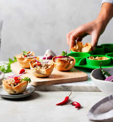 Minitarty z kurczakiem po tajsku