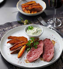Roastbeef mit Kartoffelecken und Kerbelremoulade