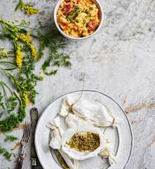 Solha com ervas e arroz jambalaya