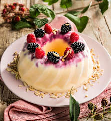 Eisgugelhupf mit Beerensauce