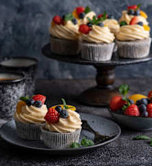 Babeczki z kremem budyniowym i owocami (Papavero)