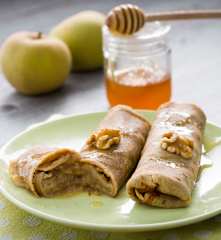 Crêpes de harina de castañas con compota de manzana, nueces y miel