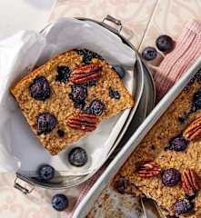 Baked Oats mit Heidelbeeren und Pecannüssen