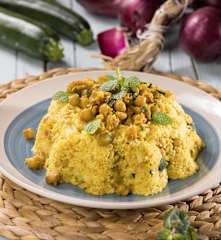 Cous cous integrale con zucchine, ceci e bacche di goji