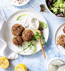 Falafel de judías blancas y chía con salsa de yogur y limón