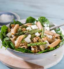 Pasta integral con verduras y queso fresco