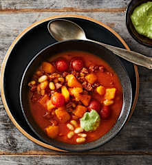 Schneller Kürbiseintopf mit Chorizo und Koriander-Aioli