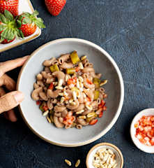 Pasta de trigo sarraceno con espárragos y fresas