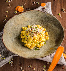 Karottenspätzle mit Petersilienöl und Radieschensprossen