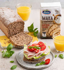 Chleb z samopszy z sezamem