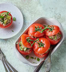 Pomodori ripieni con zucchine alla menta e tonno