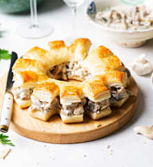 Cremona de hojaldre rellena de setas, pollo y queso de cabra