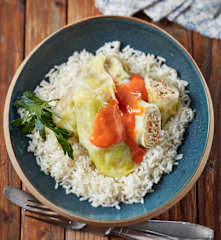 Spitzkohl-Röllchen mit Tomatensauce und Reis