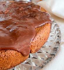 Bolo cenoura com cobertura de chocolate