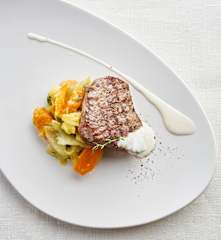 Bife de novilho grelhado com molho de queijo e pimenta e legumes salteados com maçã e ervas